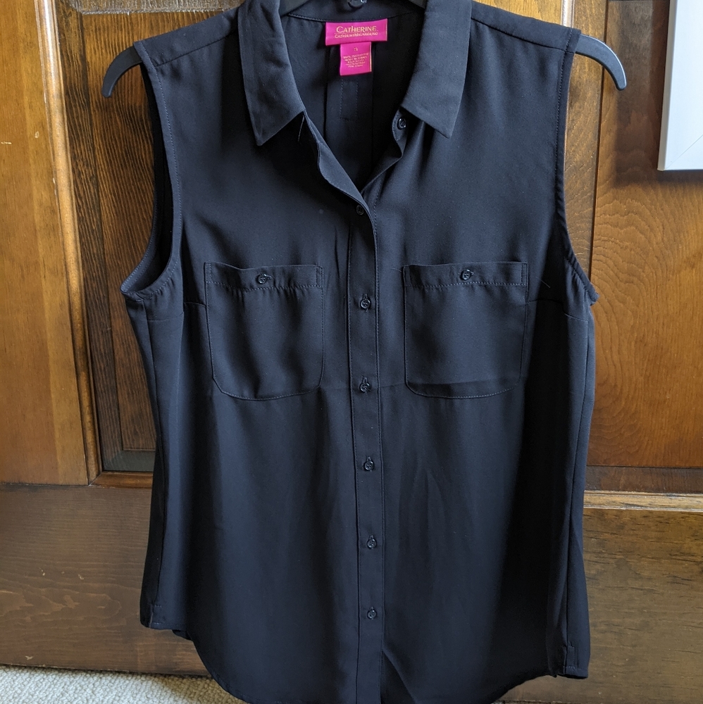 Black sleeveless button front blouse